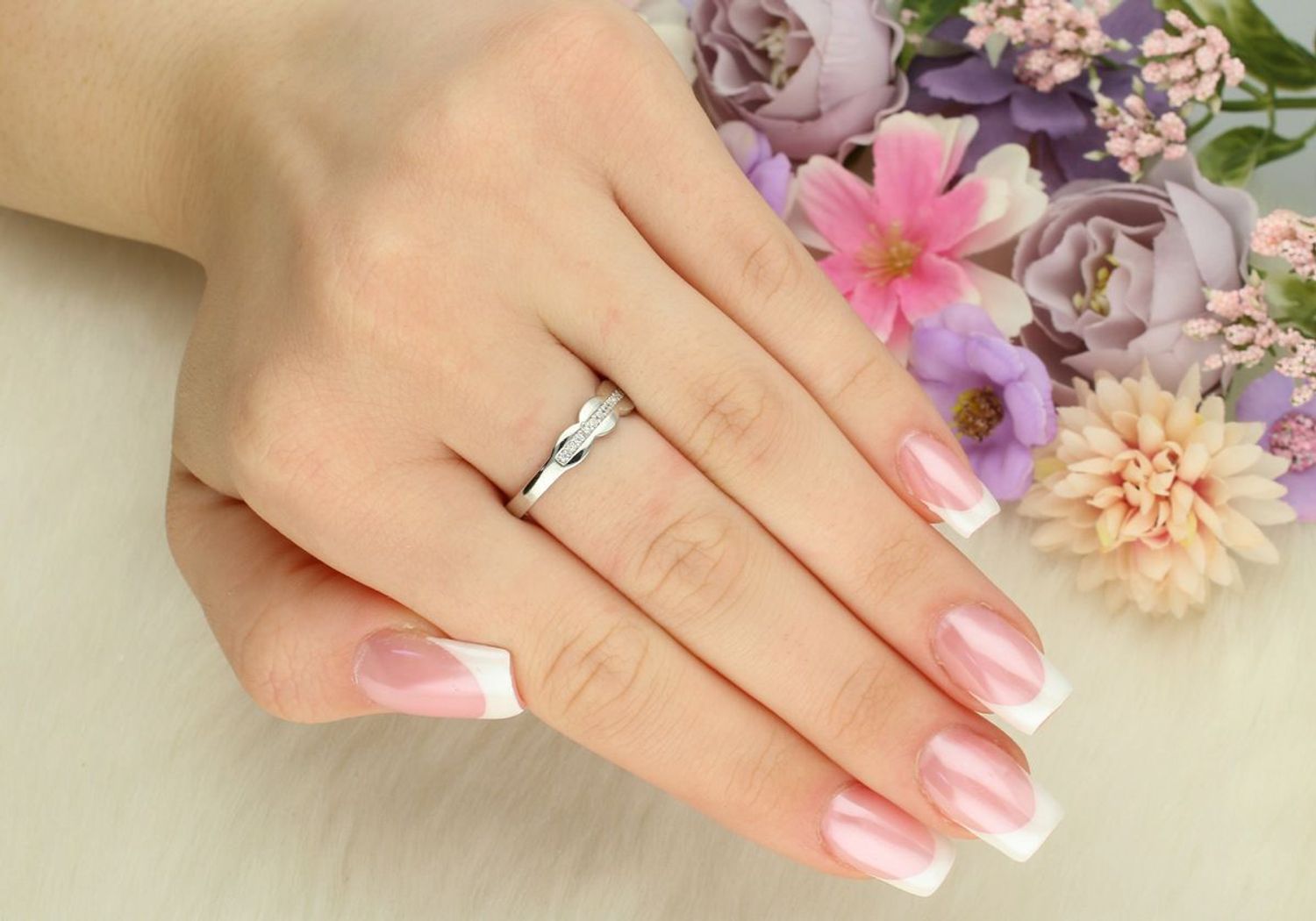 Delikatny pierścionek srebrny próby 925, zdobiony cyrkoniami. Górna szerokość 5 mm, dolna 2 mm, waga 1,80 g. Model DIA-PRS-13478-925 – kobiecy i elegancki.1.jpg