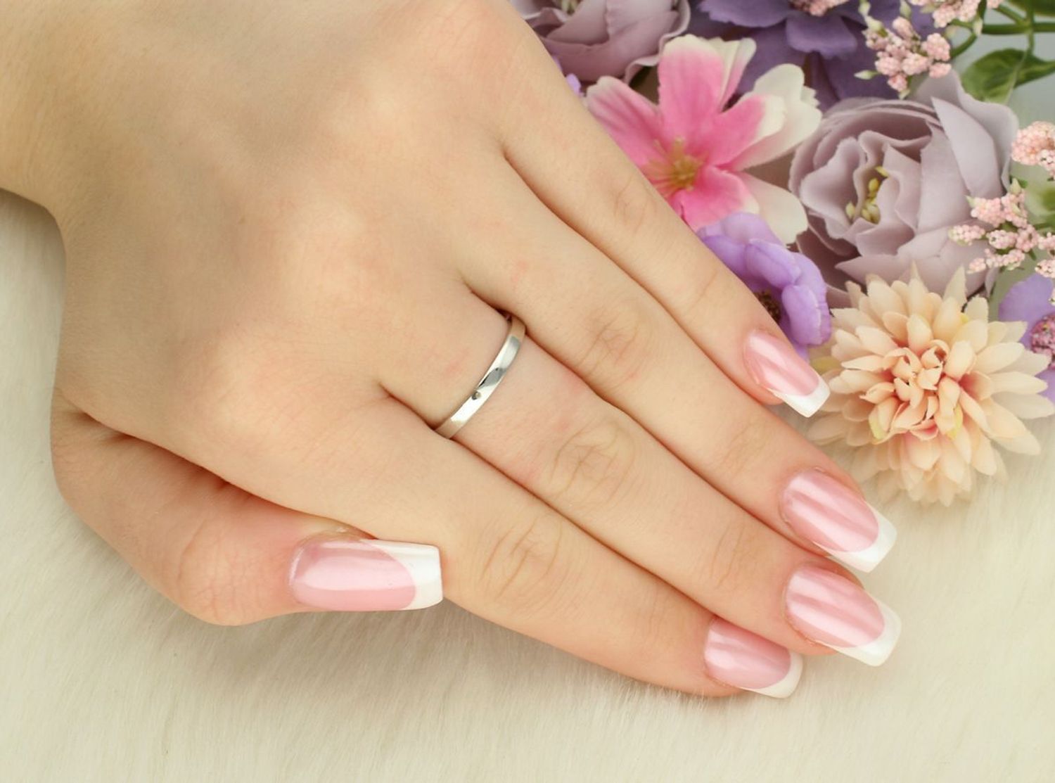 Delikatny pierścionek srebrny próby 925, zdobiony cyrkoniami. Górna szerokość 5 mm, dolna 2 mm, waga 1,80 g. Model DIA-PRS-13478-925 – kobiecy i elegancki.1.jpg