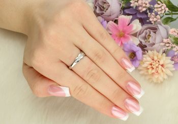 Delikatny pierścionek srebrny próby 925, zdobiony cyrkoniami. Górna szerokość 5 mm, dolna 2 mm, waga 1,80 g. Model DIA-PRS-13478-925 – kobiecy i elegancki.3.jpg