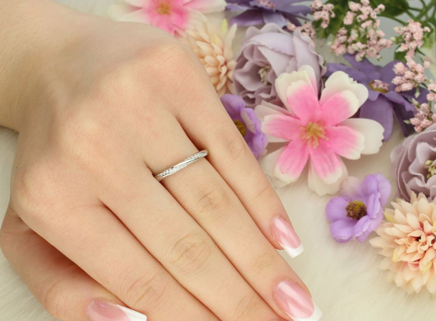 Elegancki srebrny pierścionek próby 925 o skręconym wzorze z cyrkoniami. Waga 2,00 g, szerokość 3 mm. Idealny na co dzień i na prezent. Sprawdź model DIA-PRS-13479-925!1.jpg