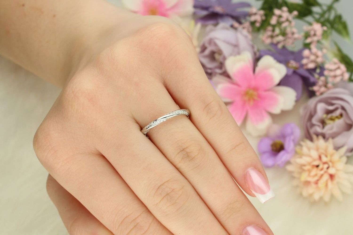 Elegancki srebrny pierścionek próby 925 o skręconym wzorze z cyrkoniami. Waga 2,00 g, szerokość 3 mm. Idealny na co dzień i na prezent. Sprawdź model DIA-PRS-13479-925!1.jpg