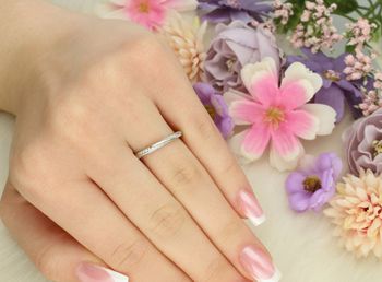 Elegancki srebrny pierścionek próby 925 o skręconym wzorze z cyrkoniami. Waga 2,00 g, szerokość 3 mm. Idealny na co dzień i na prezent. Sprawdź model DIA-PRS-13479-925!2.jpg