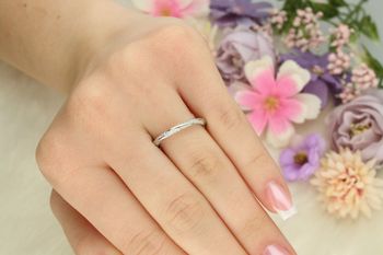 Elegancki srebrny pierścionek próby 925 o skręconym wzorze z cyrkoniami. Waga 2,00 g, szerokość 3 mm. Idealny na co dzień i na prezent. Sprawdź model DIA-PRS-13479-925!3.jpg