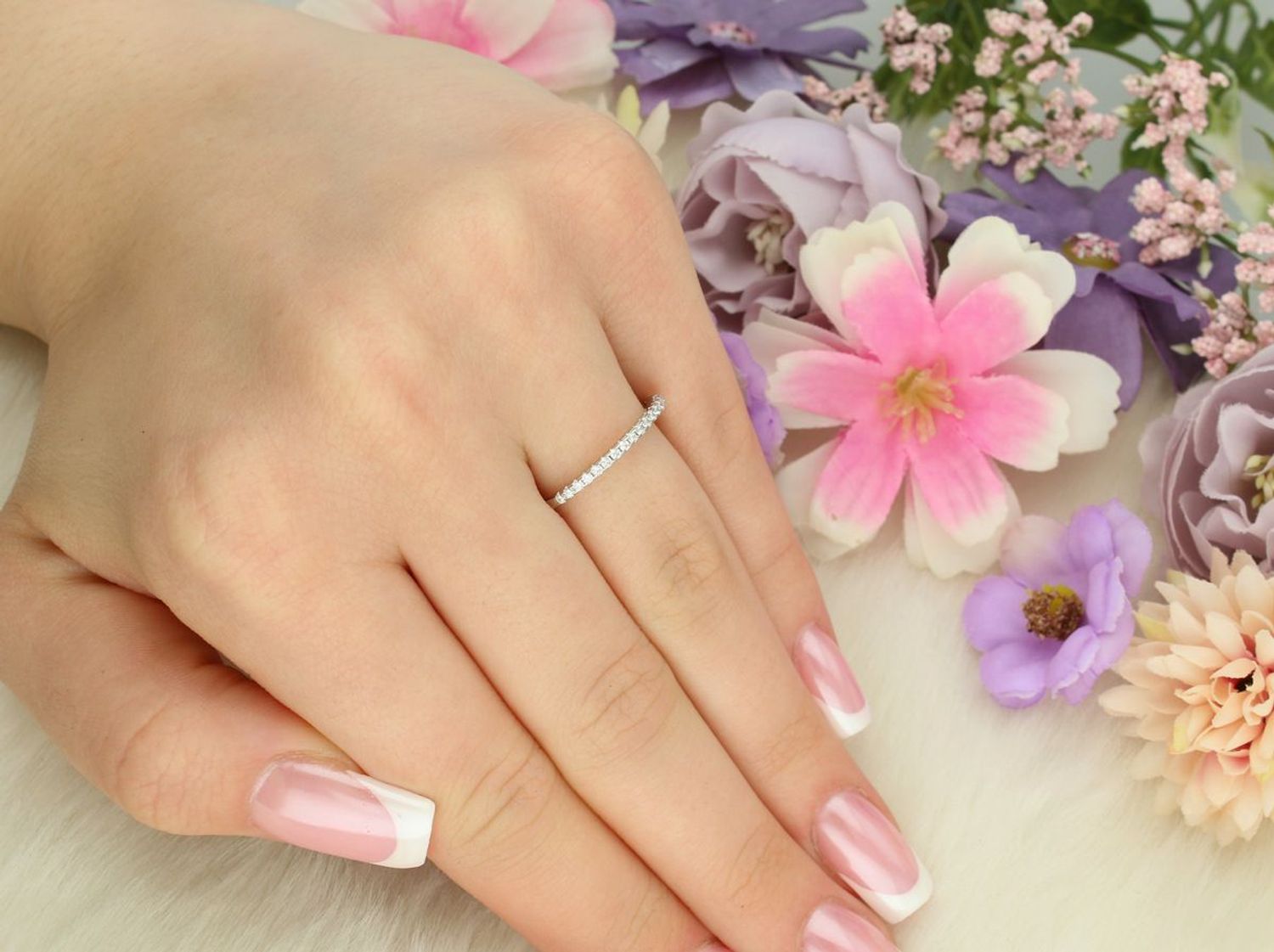 Elegancki srebrny pierścionek damski 925 z pasem białych cyrkonii. Lekki, delikatny, idealny na prezent. Model DIA-PRS-13480-925 – klasyka w najlepszym wydaniu.1.jpg