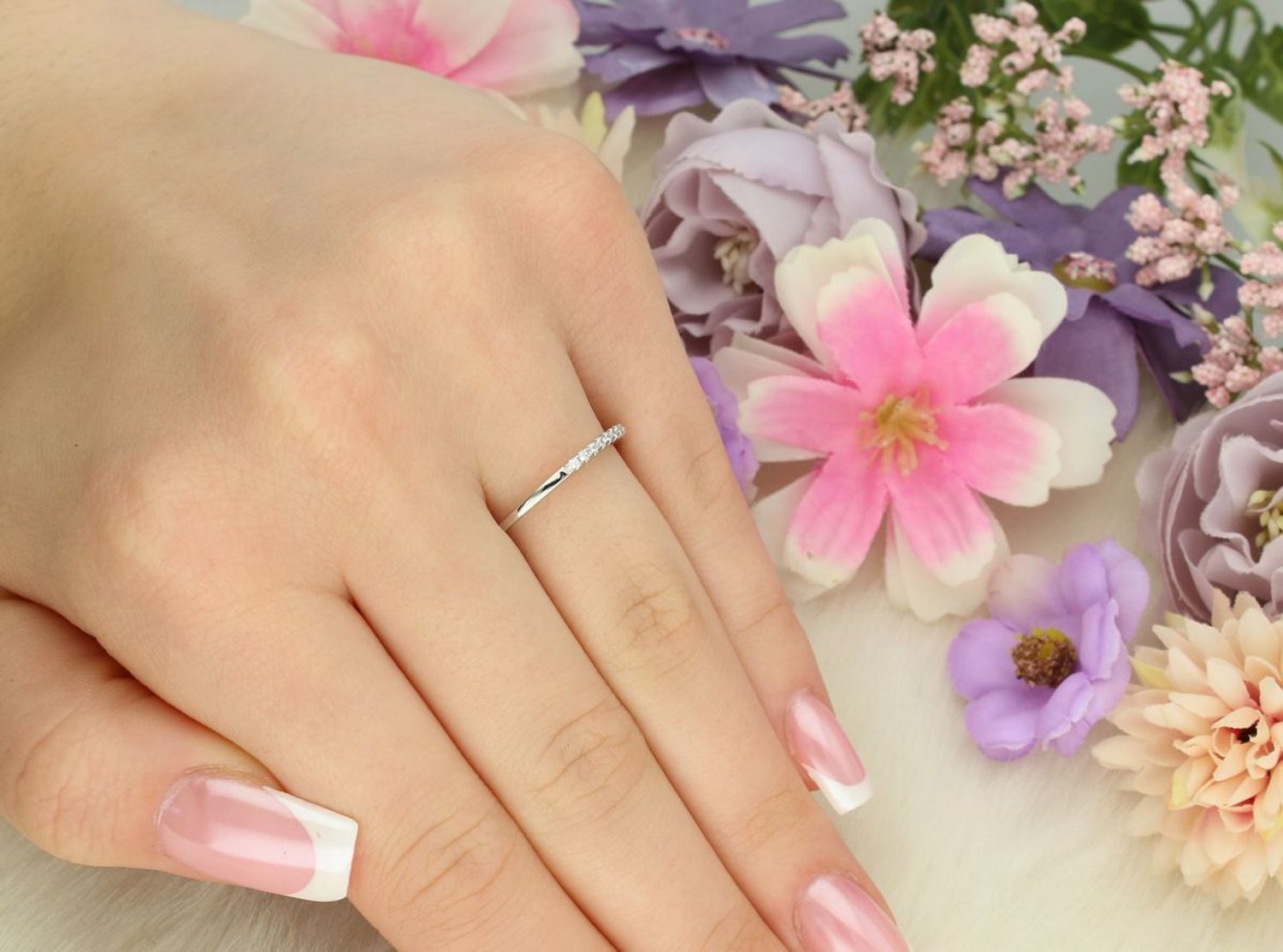 Elegancki srebrny pierścionek damski 925 z pasem białych cyrkonii. Lekki, delikatny, idealny na prezent. Model DIA-PRS-13480-925 – klasyka w najlepszym wydaniu.1.jpg