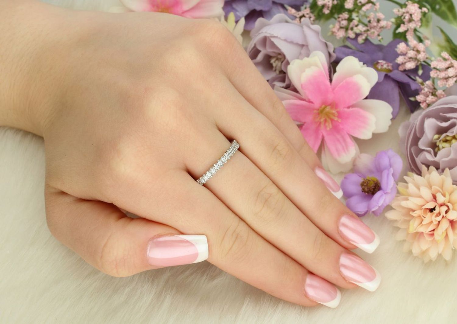 Subtelny srebrny pierścionek damski DIA-PRS-13481-925 próby 925 z białymi cyrkoniami. Szerokość 2 mm, waga 2,20 g. Idealny na prezent – elegancki, kobiecy dodatek.1.jpg