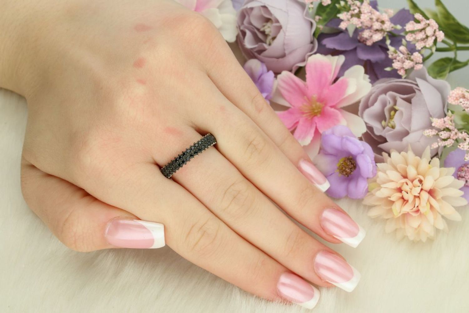 Elegancki pierścionek srebrny próby 925, w całości zdobiony czarnymi cyrkoniami. Szerokość 4 mm, waga 3,10 g. Model DIA-PRS-13482-925 – nowoczesna biżuteria z charakterem.1.jpg