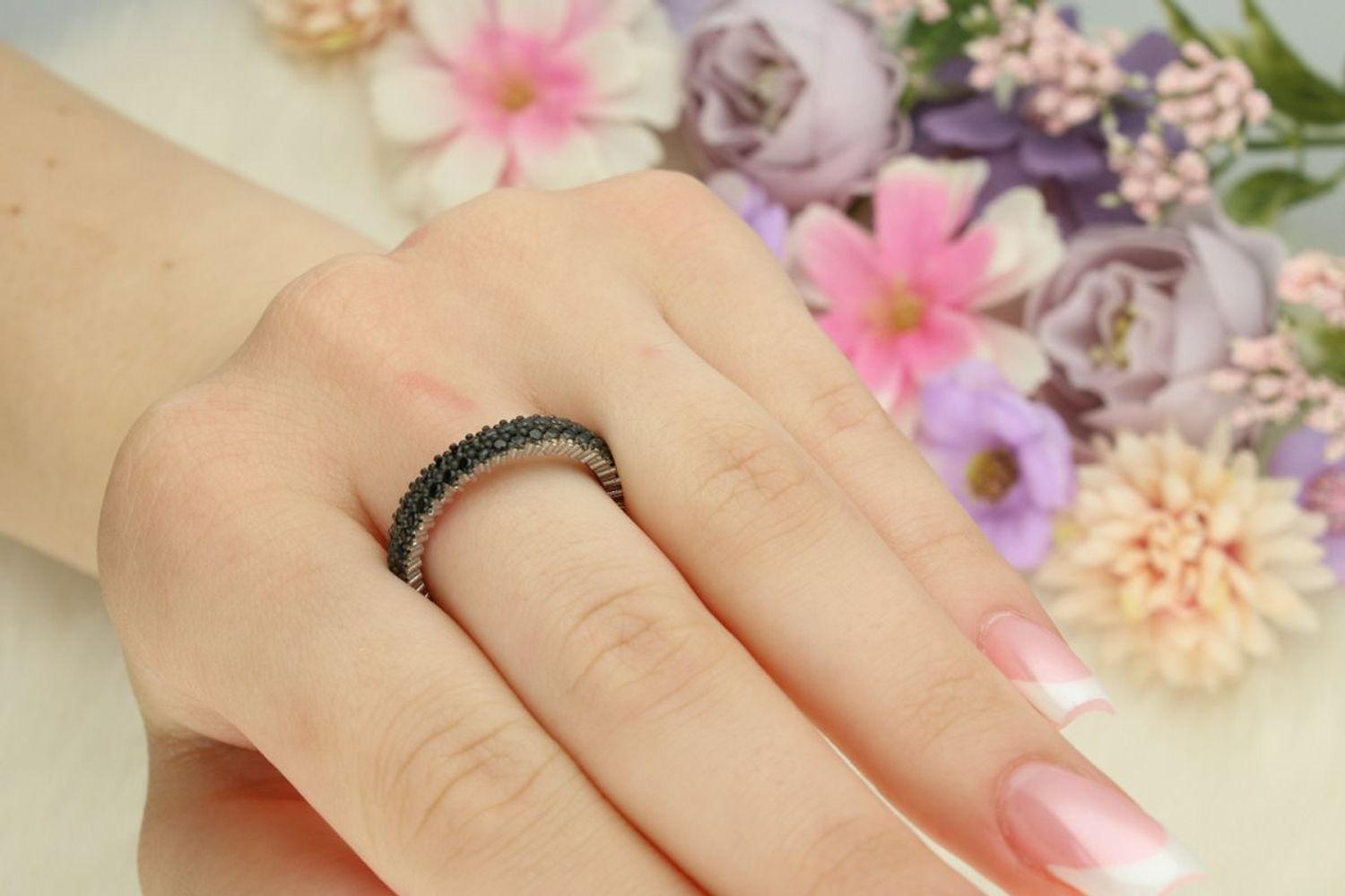 Elegancki pierścionek srebrny próby 925, w całości zdobiony czarnymi cyrkoniami. Szerokość 4 mm, waga 3,10 g. Model DIA-PRS-13482-925 – nowoczesna biżuteria z charakterem.1.jpg