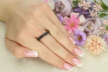 Elegancki pierścionek srebrny próby 925, w całości zdobiony czarnymi cyrkoniami. Szerokość 4 mm, waga 3,10 g. Model DIA-PRS-13482-925 – nowoczesna biżuteria z charakterem.2.jpg