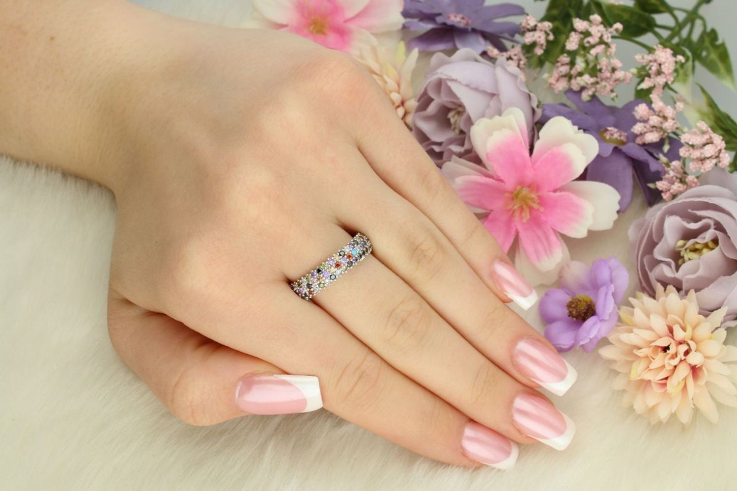 Elegancki srebrny pierścionek damski próby 925 o szerokości 5 mm, zdobiony kolorowymi cyrkoniami. Waga 4,10 g. Idealny na prezent – piękne wykonanie i blask!1.jpg