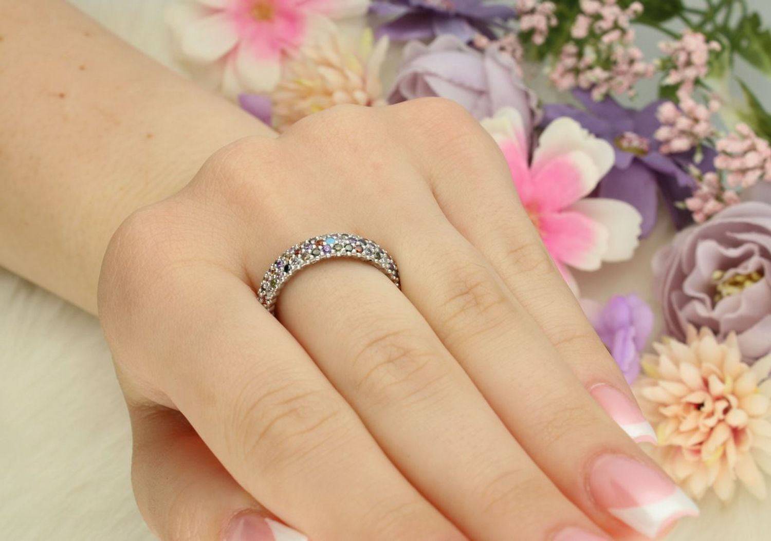 Elegancki srebrny pierścionek damski próby 925 o szerokości 5 mm, zdobiony kolorowymi cyrkoniami. Waga 4,10 g. Idealny na prezent – piękne wykonanie i blask!1.jpg