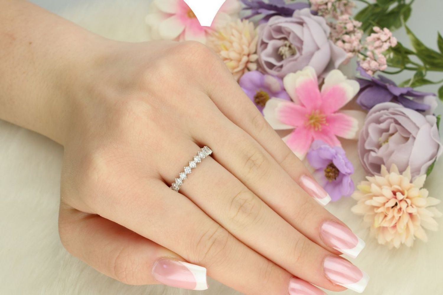 Pierścionek srebrny 925 DIA-PRS-13484-925, szerokość 3 mm, zdobiony dookoła białymi cyrkoniami. Waga 2,30 g. Klasyczna i elegancka biżuteria na co dzień i specjalne okazje.1.jpg