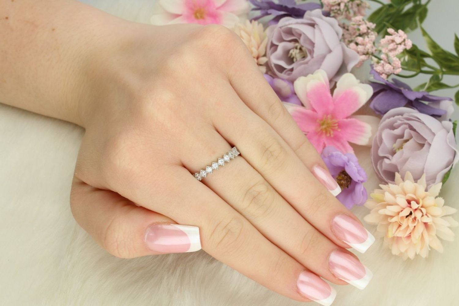 Pierścionek srebrny 925 DIA-PRS-13484-925, szerokość 3 mm, zdobiony dookoła białymi cyrkoniami. Waga 2,30 g. Klasyczna i elegancka biżuteria na co dzień i specjalne okazje.1.jpg