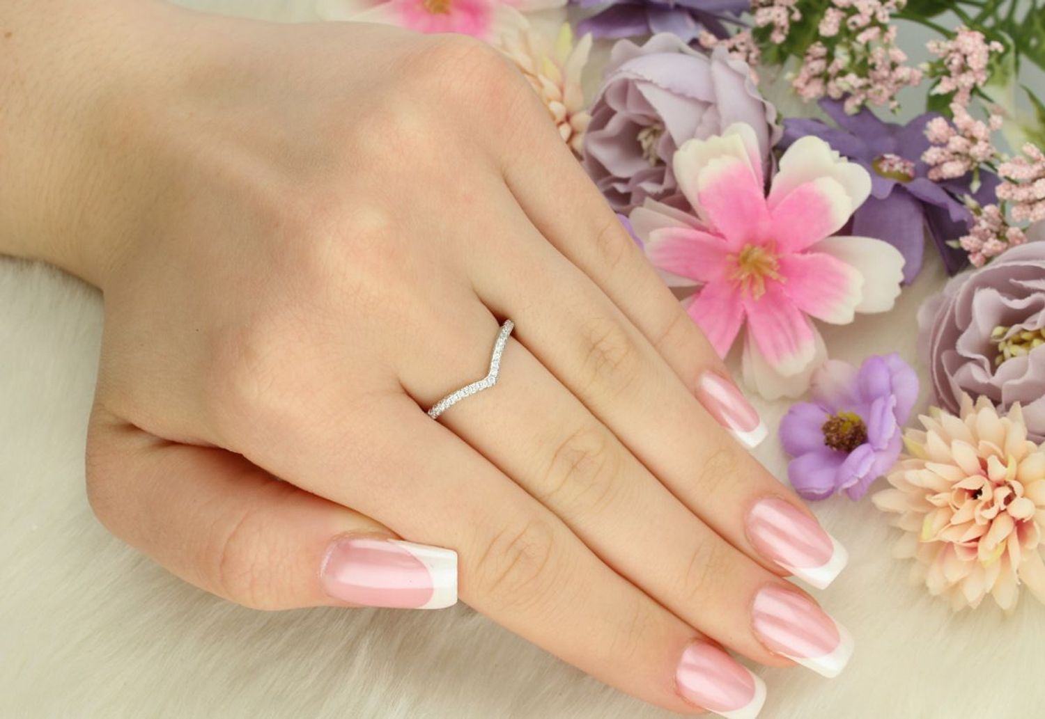 Lekki srebrny pierścionek damski próby 925 z cyrkoniami. Waga 1,60 g, szerokość szyny 2 mm. Subtelna biżuteria na co dzień i na prezent. Sprawdź model DIA-PRS-13485-925.1.jpg