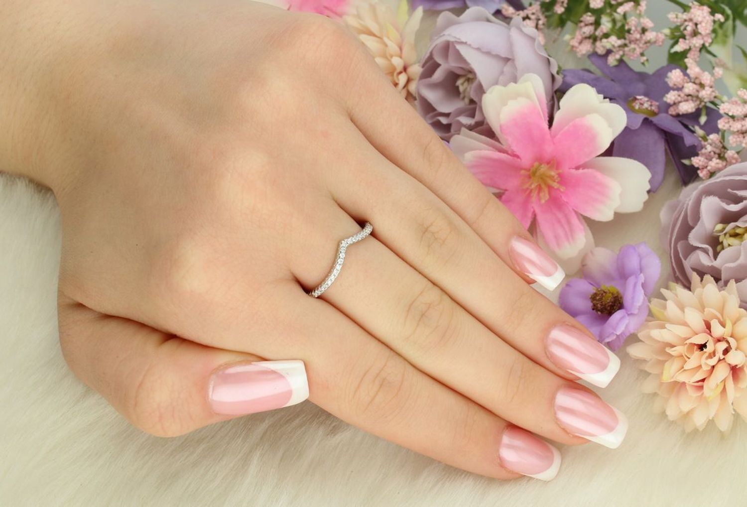 Lekki srebrny pierścionek damski próby 925 z cyrkoniami. Waga 1,60 g, szerokość szyny 2 mm. Subtelna biżuteria na co dzień i na prezent. Sprawdź model DIA-PRS-13485-925.1.jpg