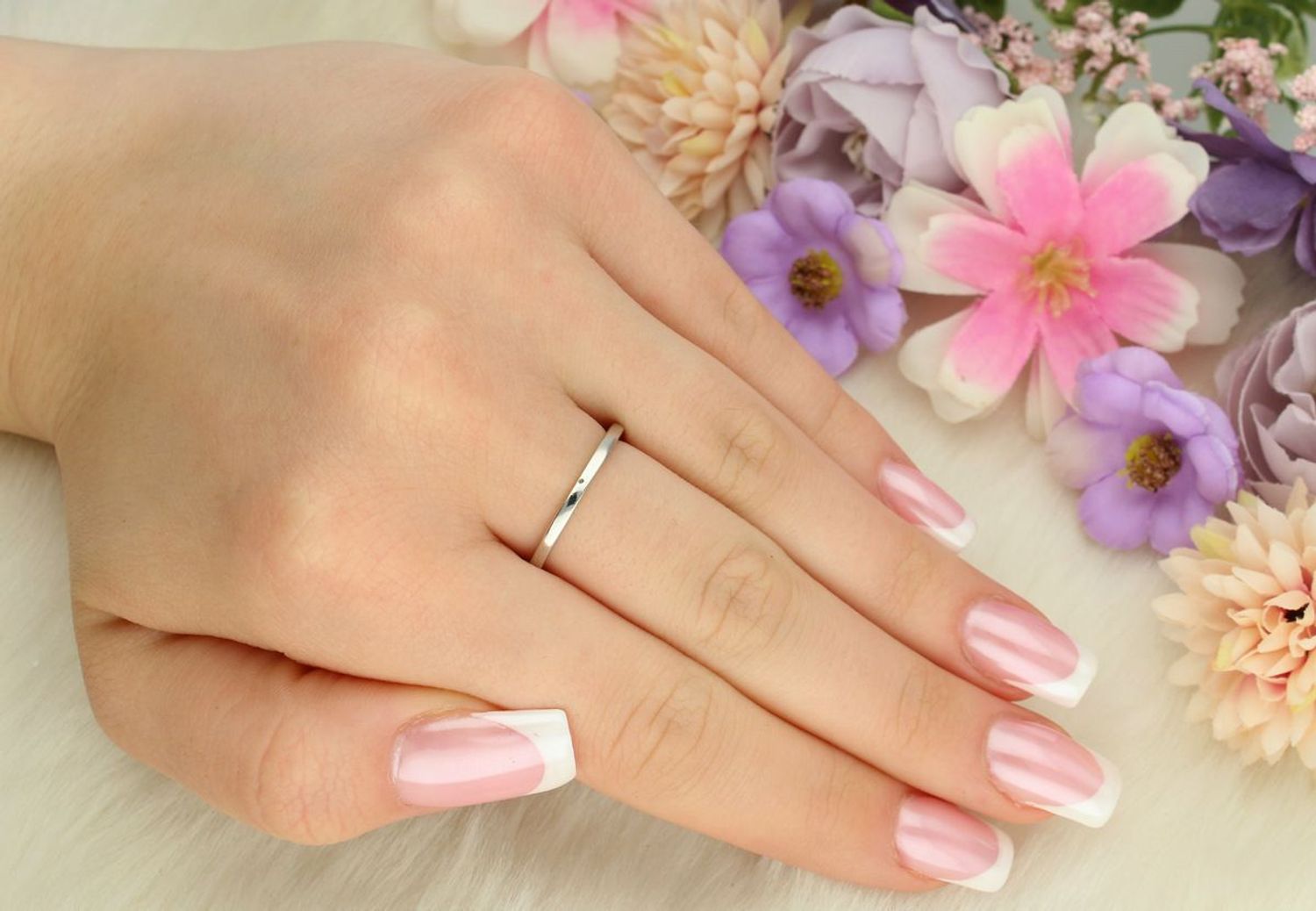 Lekki srebrny pierścionek damski próby 925 z cyrkoniami. Waga 1,60 g, szerokość szyny 2 mm. Subtelna biżuteria na co dzień i na prezent. Sprawdź model DIA-PRS-13485-925.1.jpg