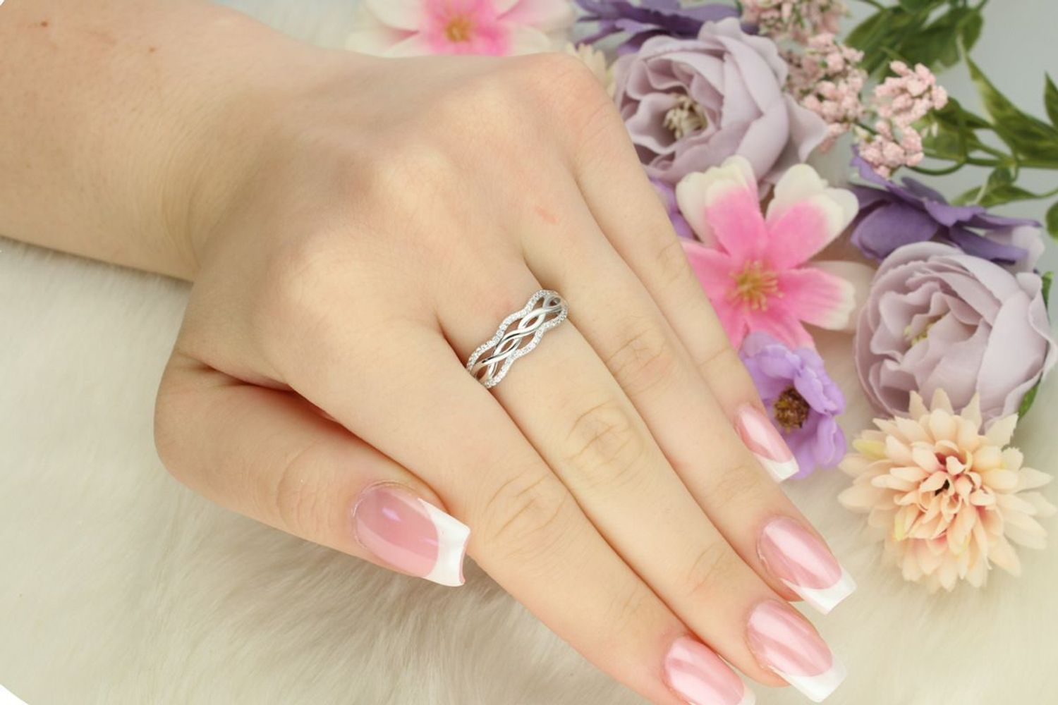 Srebrny pierścionek próby 925 o nieregularnym kształcie z cyrkoniami. Elegancki i oryginalny design. Waga 2,30 g.1.jpg