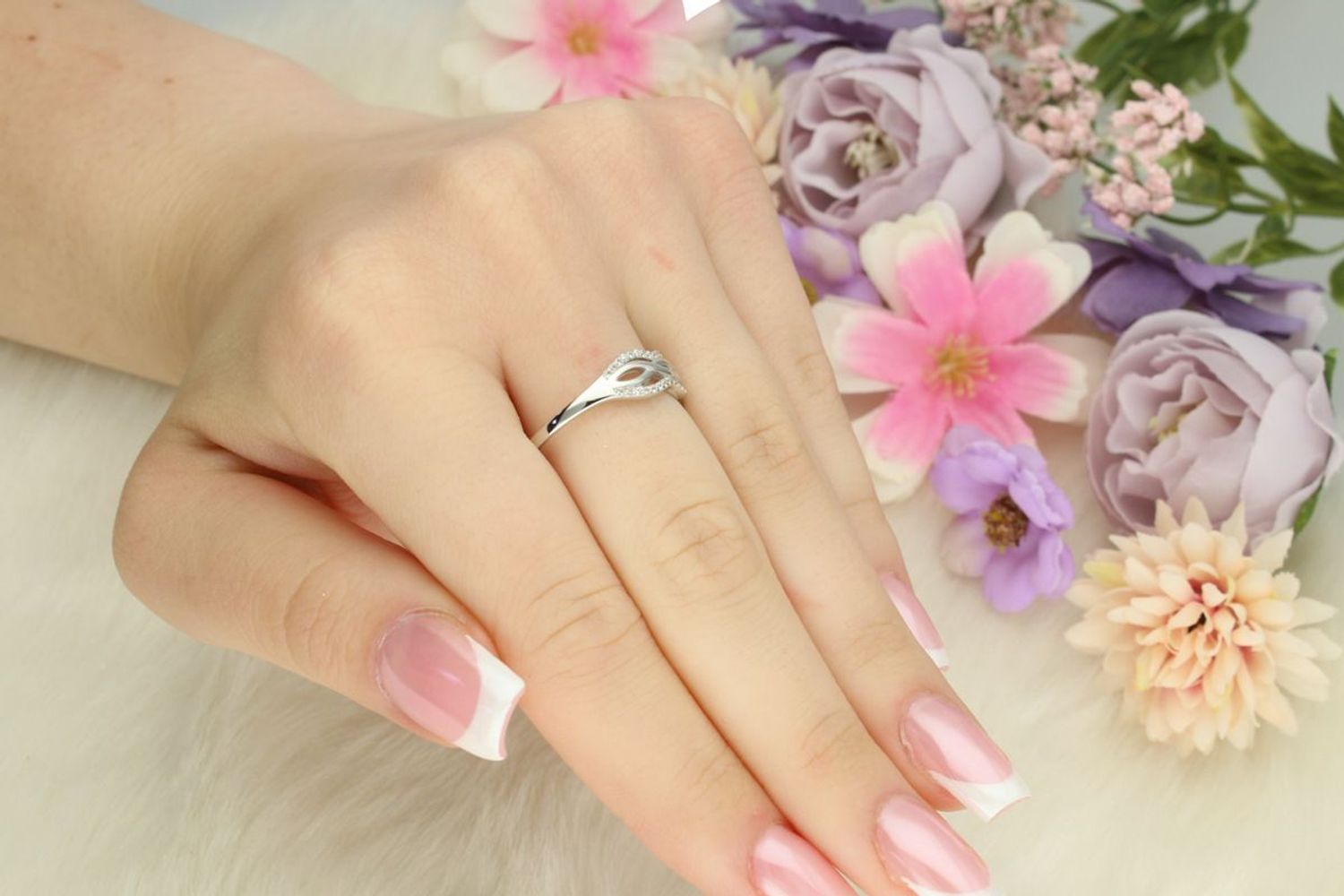 Srebrny pierścionek próby 925 o nieregularnym kształcie z cyrkoniami. Elegancki i oryginalny design. Waga 2,30 g.1.jpg