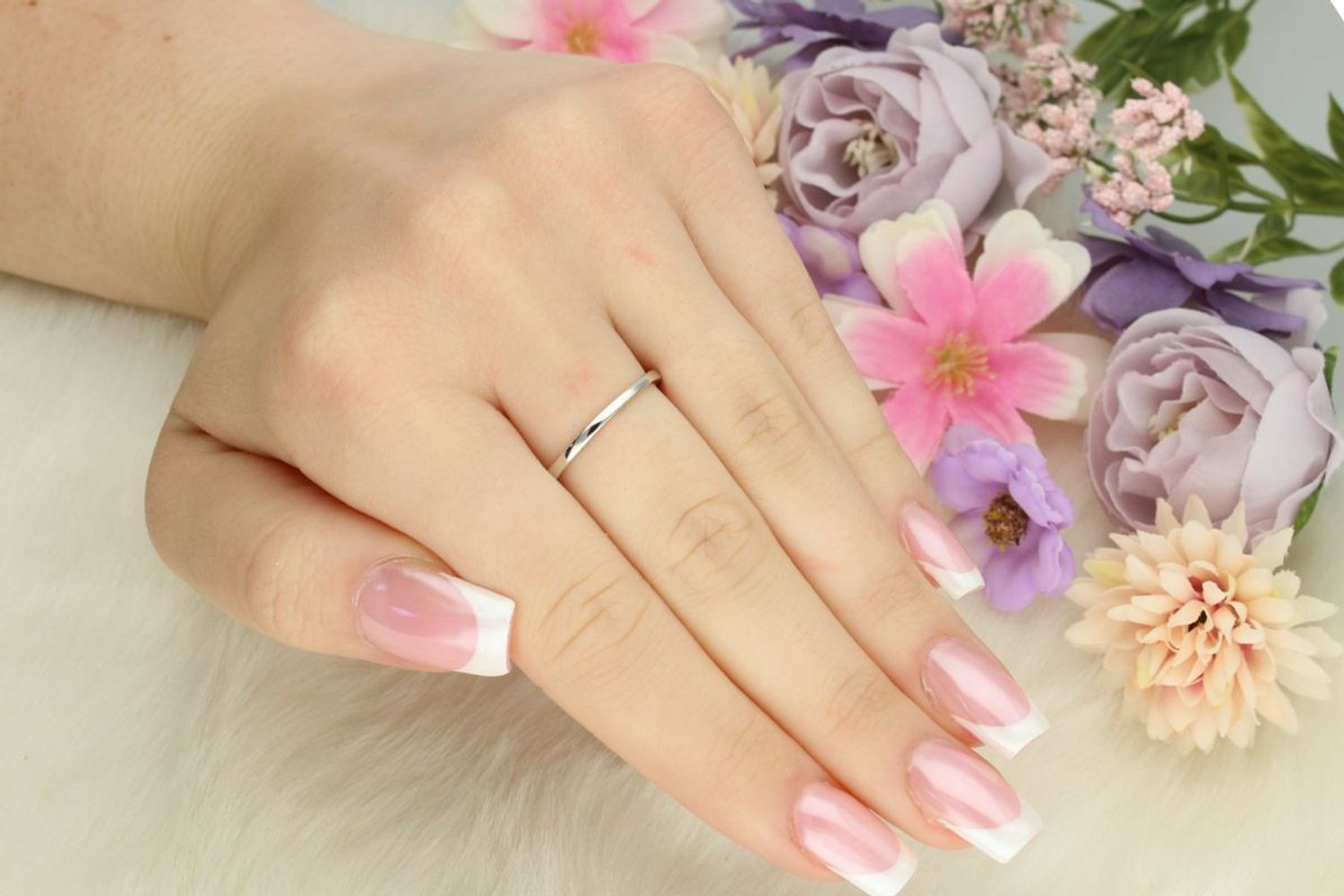 Srebrny pierścionek próby 925 o nieregularnym kształcie z cyrkoniami. Elegancki i oryginalny design. Waga 2,30 g.1.jpg