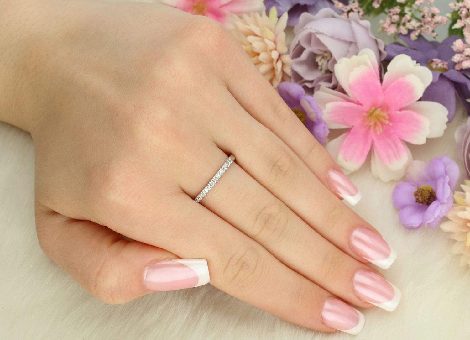 Subtelny pierścionek damski ze srebra próby 925, ozdobiony białymi cyrkoniami. Elegancki i lekki – idealny na co dzień. Waga 1,30 g.1.jpg