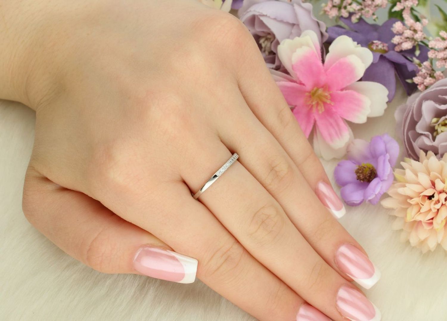 Subtelny pierścionek damski ze srebra próby 925, ozdobiony białymi cyrkoniami. Elegancki i lekki – idealny na co dzień. Waga 1,30 g.1.jpg