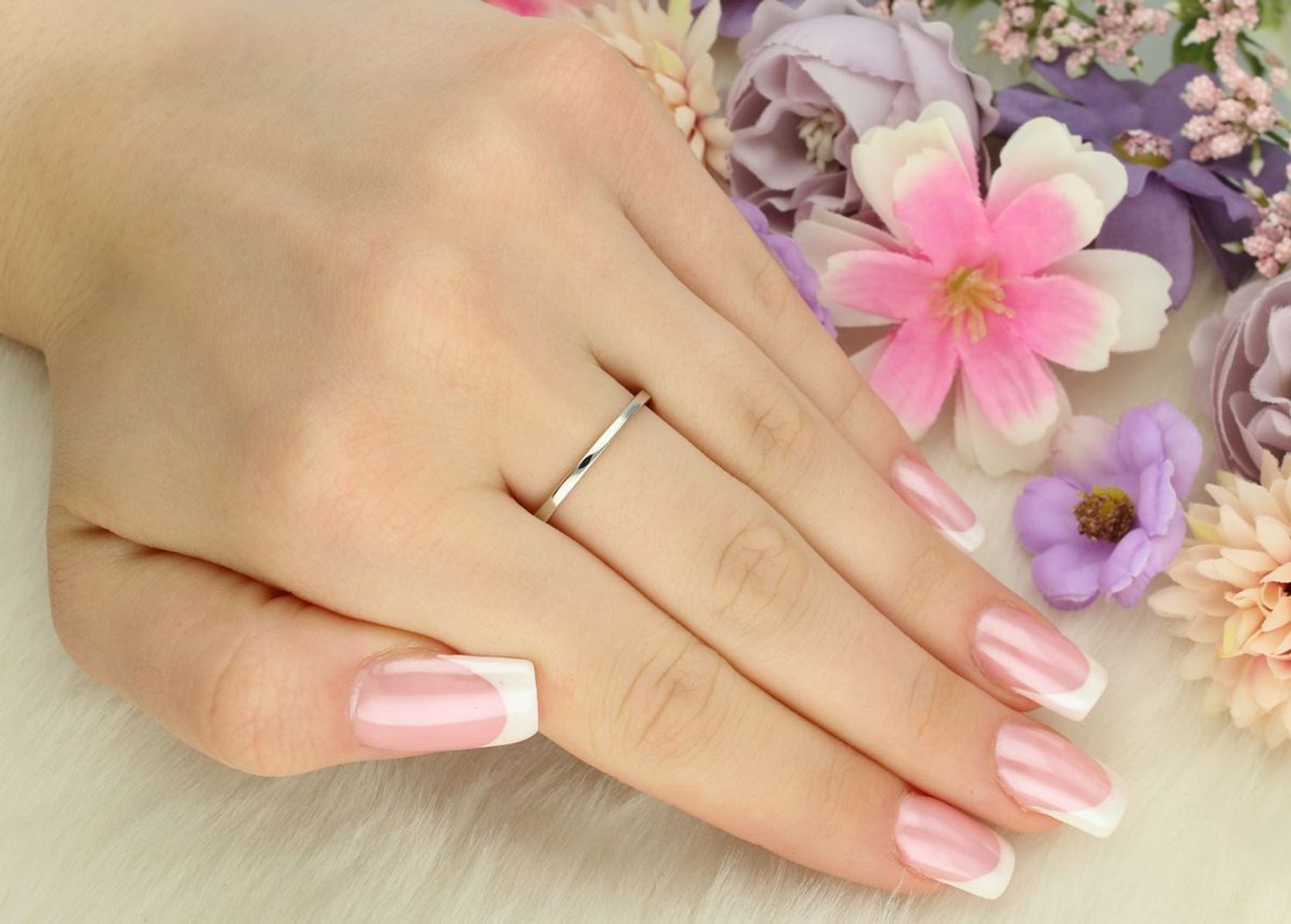 Subtelny pierścionek damski ze srebra próby 925, ozdobiony białymi cyrkoniami. Elegancki i lekki – idealny na co dzień. Waga 1,30 g.1.jpg