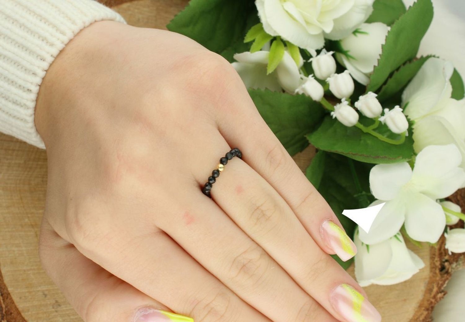 Pierścionek damski z turmalinem – kamienie naturalne, pozłacane detale, na gumce.jpg