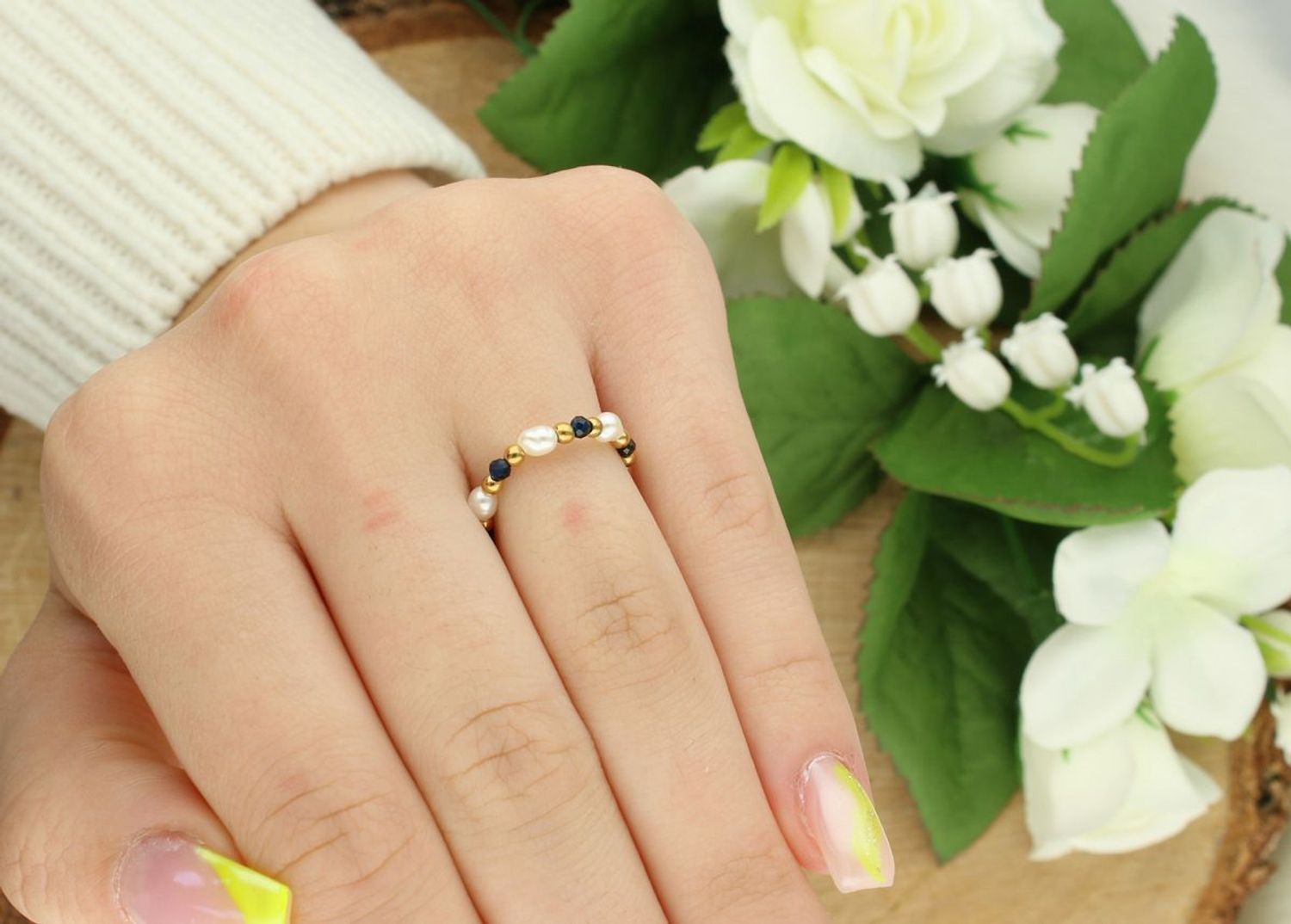 Pierścionek damski z perłą i turmalinem – kamienie naturalne, na gumce, pozłacane detale.jpg