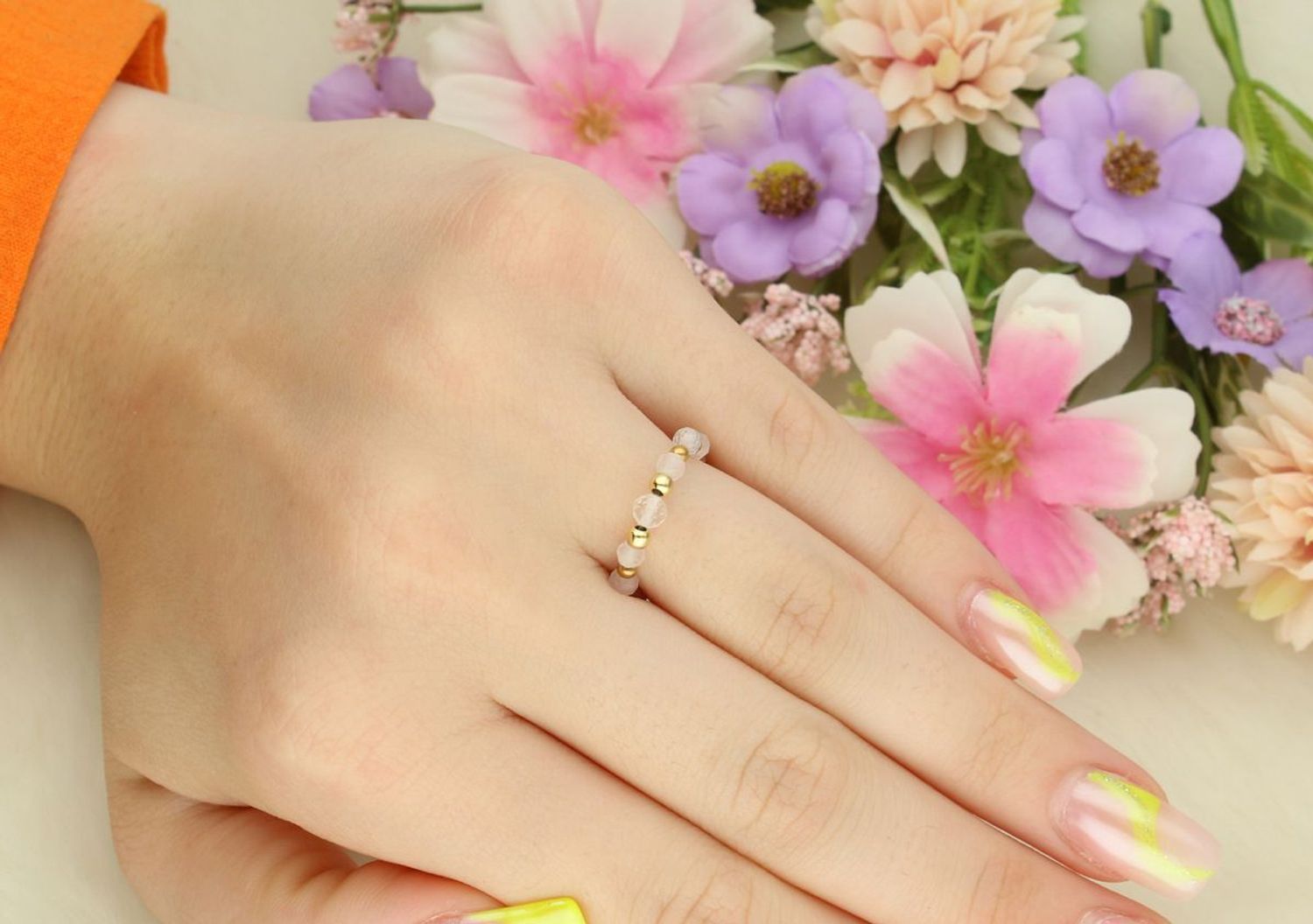 Pozłacany pierścionek srebro 925 na gumce z kwarcem różowym i kryształem górskim. Rozmiar 13. Delikatny, kobiecy i pełen symboliki.1.jpg