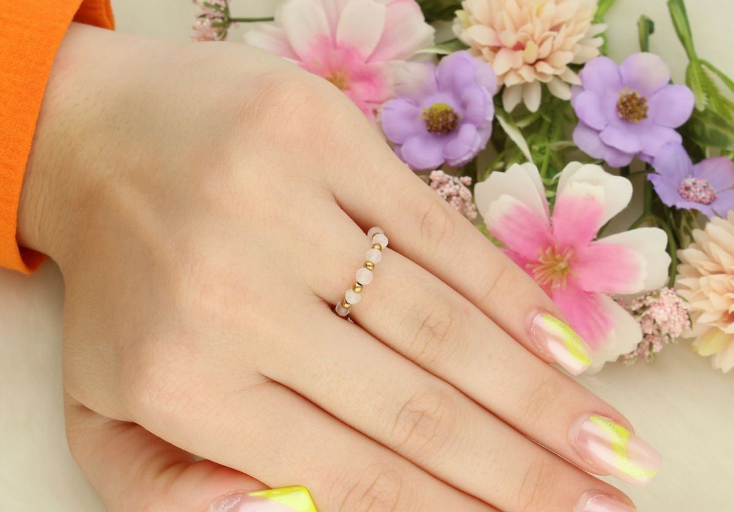 Pozłacany pierścionek srebro 925 na gumce z kwarcem różowym i kryształem górskim. Rozmiar 13. Delikatny, kobiecy i pełen symboliki.1.jpg