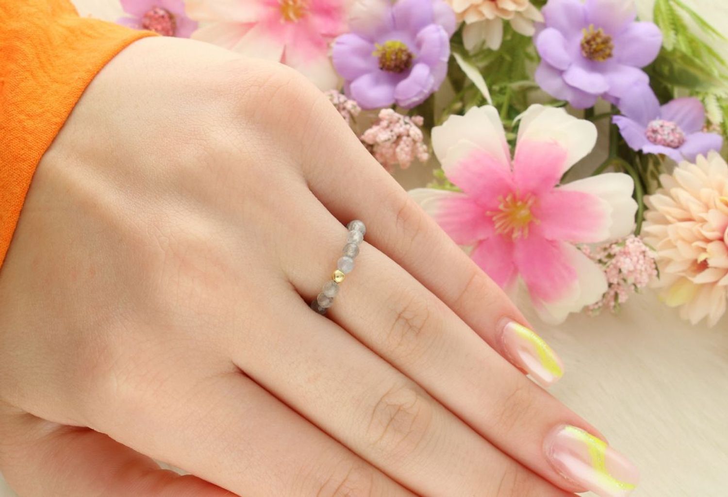 Delikatny pierścionek srebrny 925 z labradorytem na gumce. Rozmiar 15, kamienie ok. 3 mm. Mistyczny blask i komfort noszenia w jednej formie.1.jpg