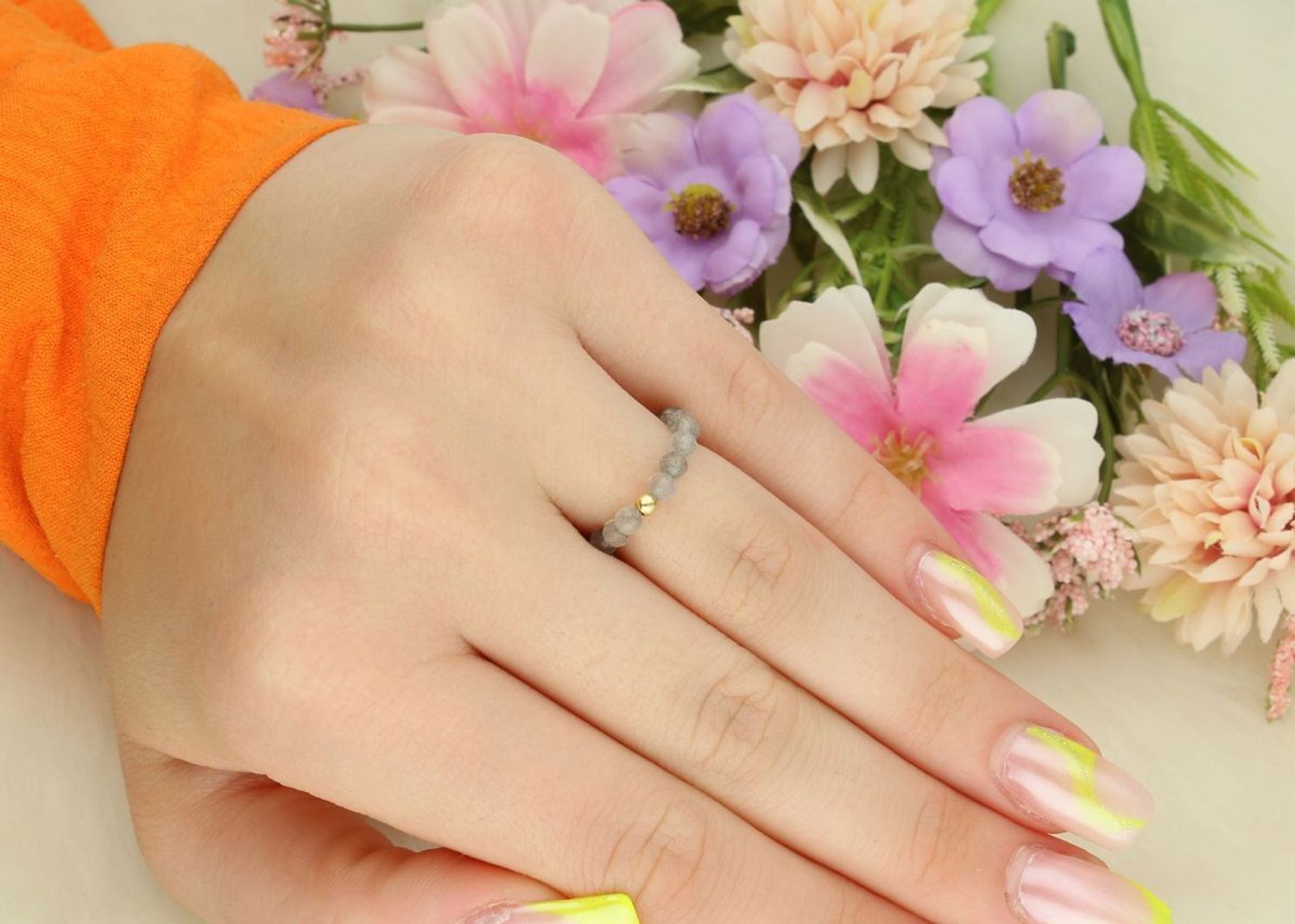 Delikatny pierścionek srebrny 925 z labradorytem na gumce. Rozmiar 15, kamienie ok. 3 mm. Mistyczny blask i komfort noszenia w jednej formie.1.jpg