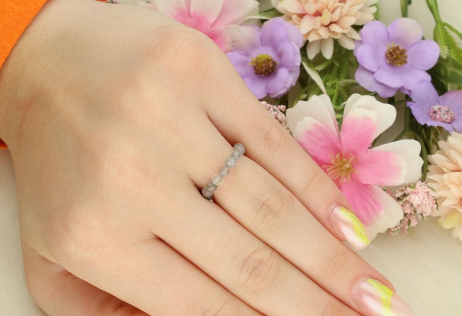 Delikatny pierścionek srebrny 925 z labradorytem na gumce. Rozmiar 15, kamienie ok. 3 mm. Mistyczny blask i komfort noszenia w jednej formie.1.jpg