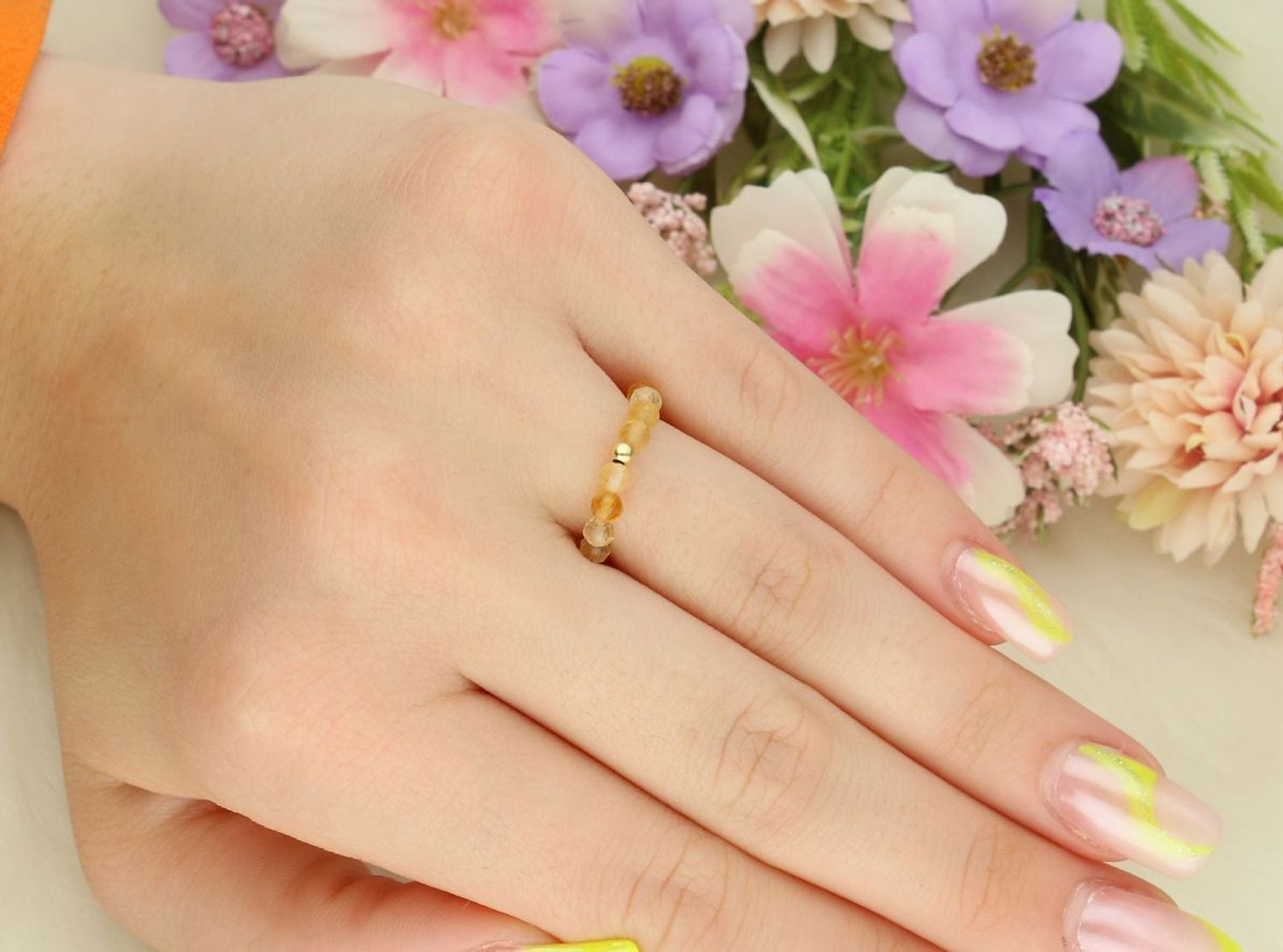 Delikatny pierścionek srebrny 925 na gumce z naturalnym cytrynem. Rozmiar 13, waga 0,75 g, kamienie 3 mm. Lekki, optymistyczny i wygodny.1.jpg