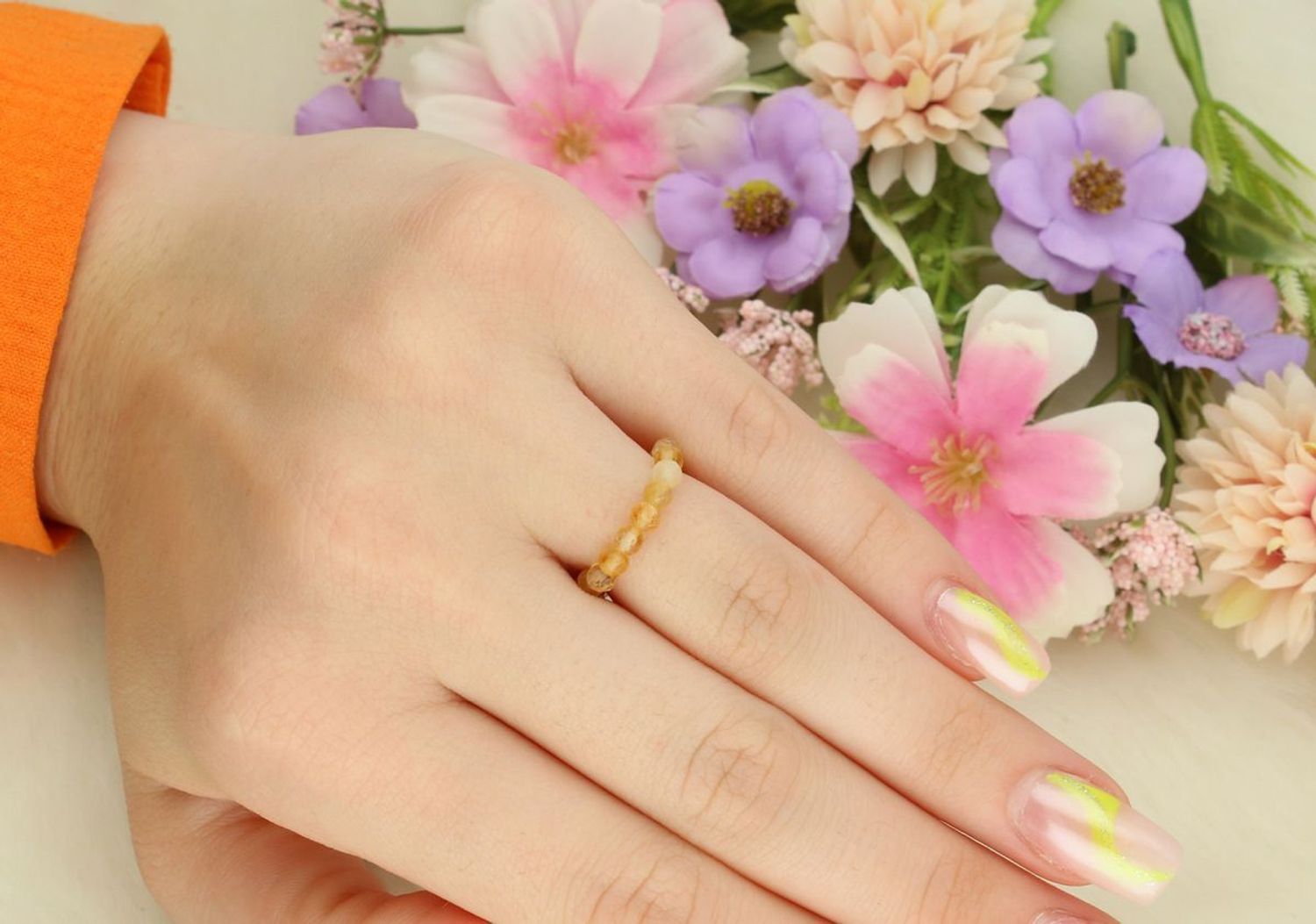 Delikatny pierścionek srebrny 925 na gumce z naturalnym cytrynem. Rozmiar 13, waga 0,75 g, kamienie 3 mm. Lekki, optymistyczny i wygodny.1.jpg