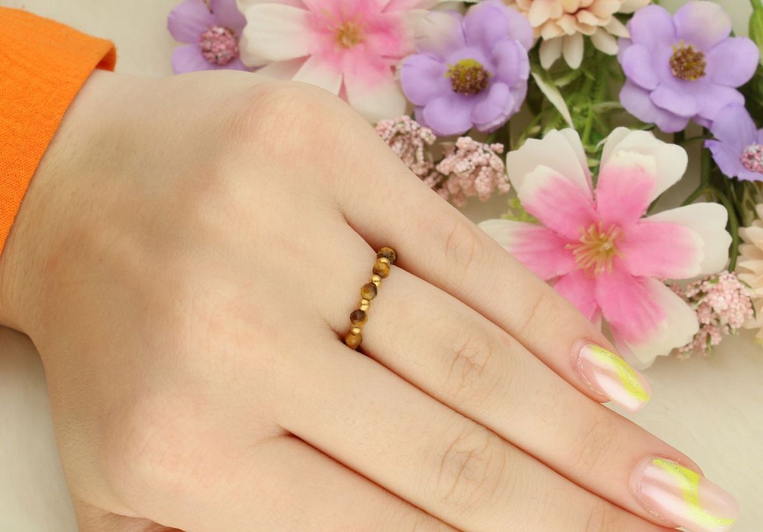 Pierścionek pozłacany srebro 925 z kamieniem tygrysiego oka. Rozmiar 10, elastyczna gumka. Symbol siły i ochrony w eleganckiej formie.1.jpg