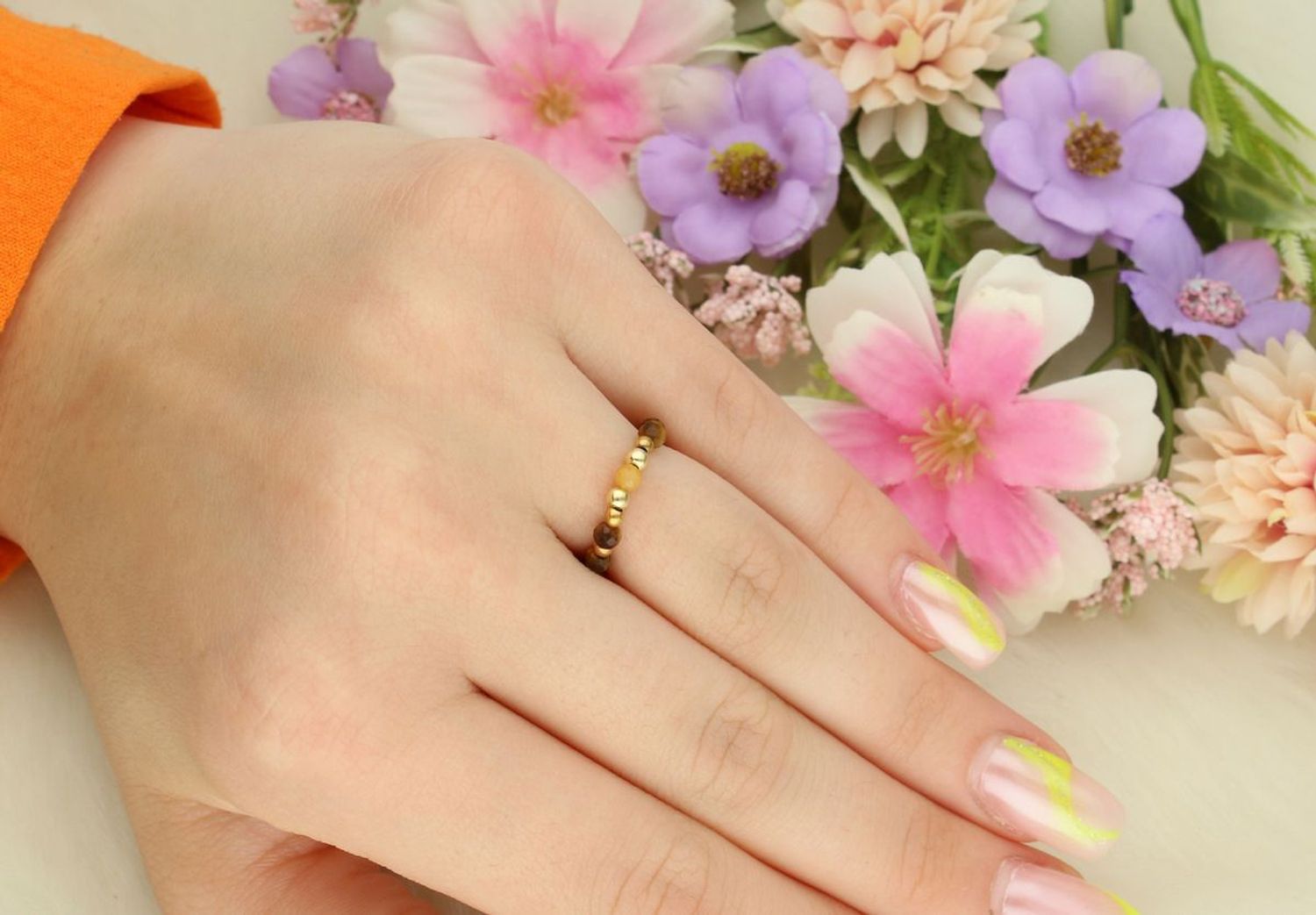 Pierścionek pozłacany srebro 925 z kamieniem tygrysiego oka. Rozmiar 10, elastyczna gumka. Symbol siły i ochrony w eleganckiej formie.1.jpg