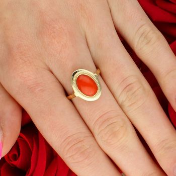 Złoty pierścionek 585 z naturalnym koralem z Sardynii. Elegancka biżuteria damska o wyjątkowym wyglądzie i symbolice (2).jpg