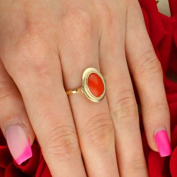 Złoty pierścionek 585 z naturalnym koralem z Sardynii. Elegancka biżuteria damska o wyjątkowym wyglądzie i symbolice (5).jpg