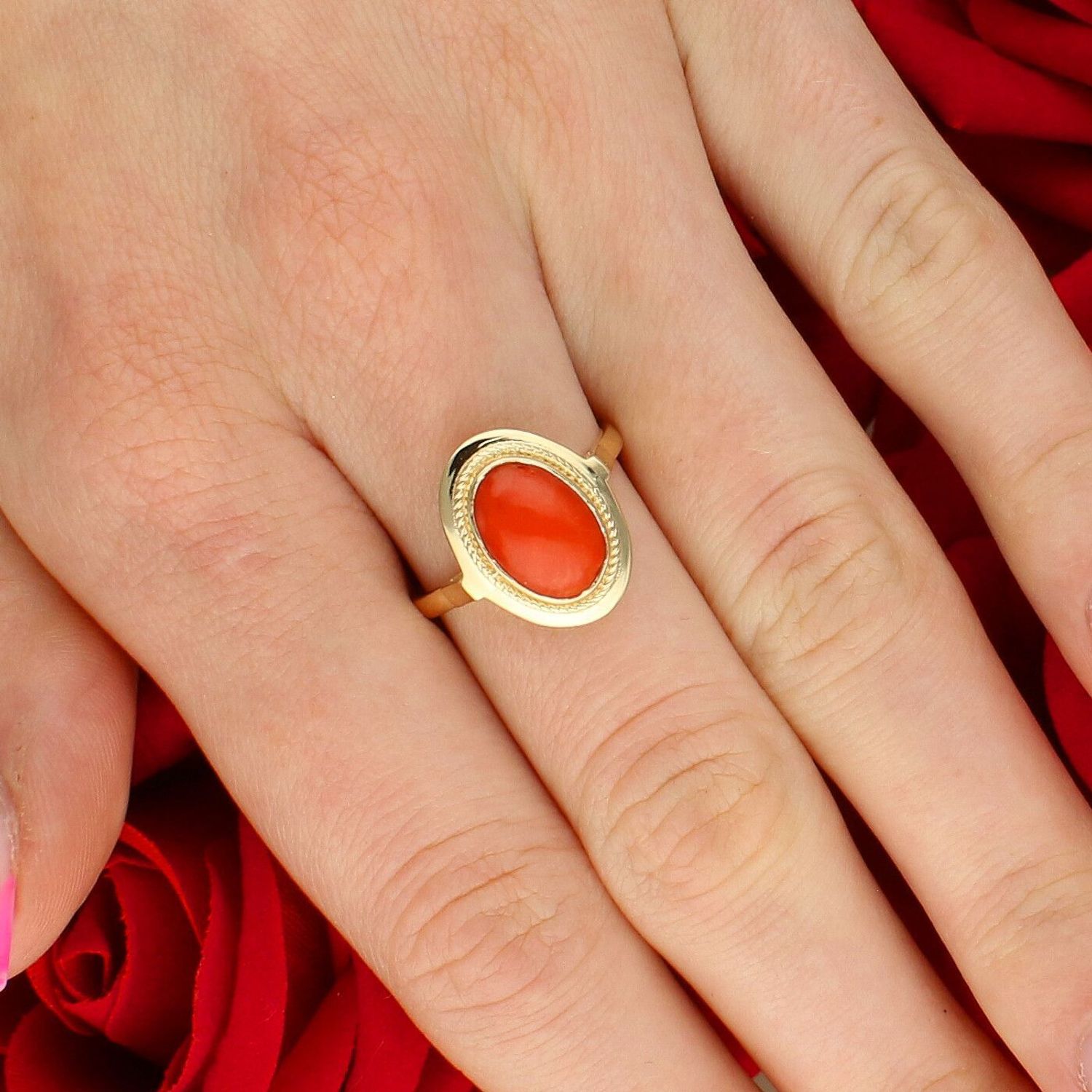 Złoty pierścionek 585 z koralem naturalnym DIA-PRS-6496-585. Złoty pierścionek z kamieniem naturalnym. Złoty pierścionek z koralem. Pierścionek damski złoty z czerwon.jpg