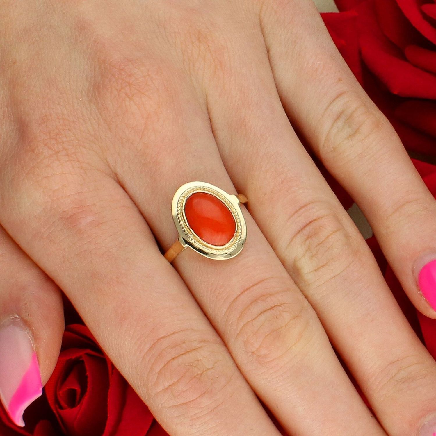 Złoty pierścionek 585 z koralem naturalnym DIA-PRS-6496-585. Złoty pierścionek z kamieniem naturalnym. Złoty pierścionek z koralem. Pierścionek damski złoty z czerwon.jpg