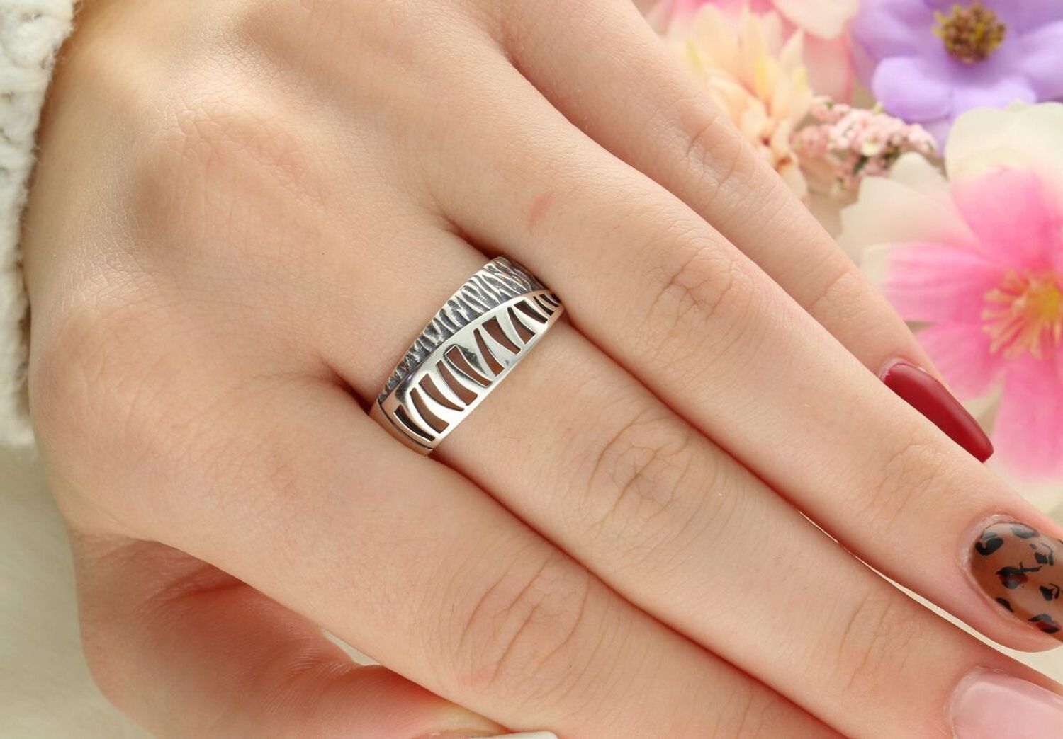 Elegancki pierścionek damski srebrny próby 925 z ażurowym wzorem. Stylowy dodatek o lekkiej konstrukcji, szerokość górnej szyny 9 mm, idealny na wyjątkowe okazje.1.jpg