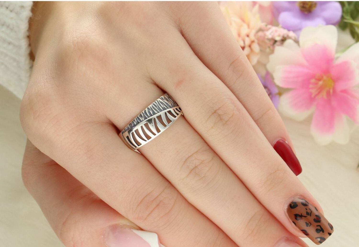 Elegancki pierścionek damski srebrny próby 925 z ażurowym wzorem. Stylowy dodatek o lekkiej konstrukcji, szerokość górnej szyny 9 mm, idealny na wyjątkowe okazje.1.jpg