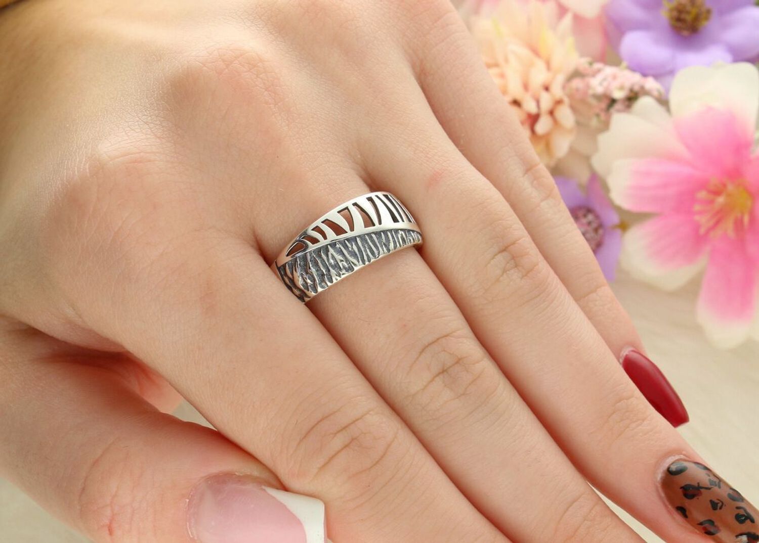 Elegancki pierścionek damski srebrny próby 925 z ażurowym wzorem. Stylowy dodatek o lekkiej konstrukcji, szerokość górnej szyny 9 mm, idealny na wyjątkowe okazje.1.jpg