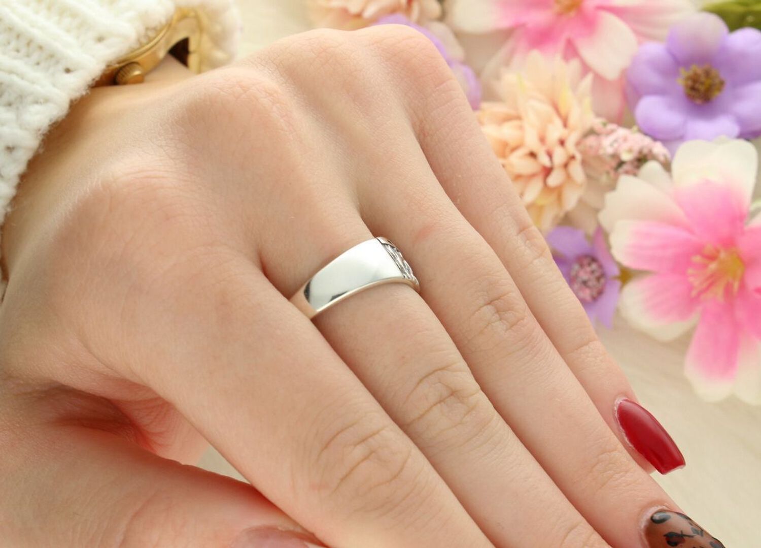 Elegancki pierścionek damski srebrny próby 925 z ażurowym wzorem. Stylowy dodatek o lekkiej konstrukcji, szerokość górnej szyny 9 mm, idealny na wyjątkowe okazje.1.jpg