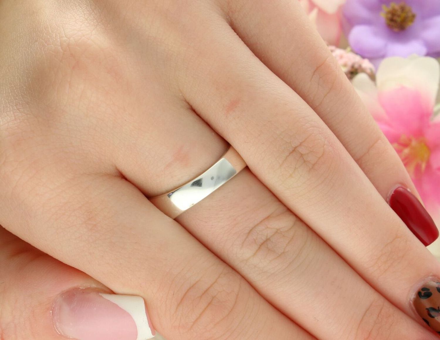 Elegancki pierścionek damski srebrny próby 925 z ażurowym wzorem. Stylowy dodatek o lekkiej konstrukcji, szerokość górnej szyny 9 mm, idealny na wyjątkowe okazje.1.jpg