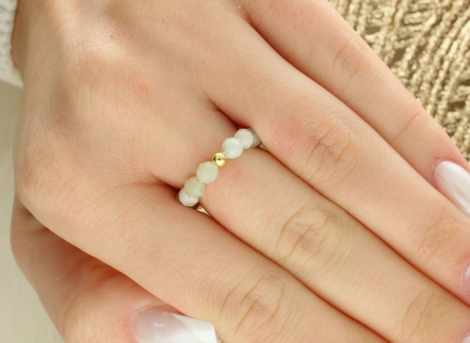 Pierścionek z jasnym emeraldem (kamieniem mądrości), wykonany z fasetowanych kamieni naturalnych na elastycznej żyłce jubilerskiej. Detale ze srebra 925 pozłacanego 24K złotem.1.jpg