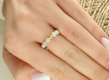 Pierścionek z jasnym emeraldem – srebro 925 pozłacane 24K, elastyczna żyłka, kamienie naturalne...jpg