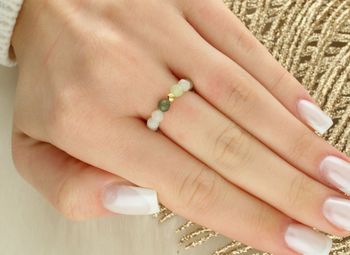 Pierścionek z jasnym emeraldem – srebro 925 pozłacane 24K, elastyczna żyłka, kamienie naturalne.jpg