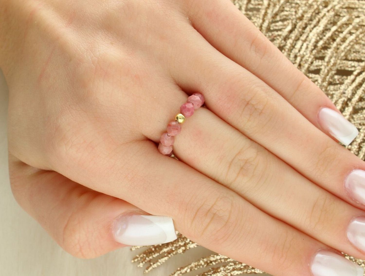 Pierścionek z fasetowanego rodochrozytu na elastycznej żyłce. Model DIA-PRS-13817-925 ze srebra 925 pozłacanego 24K złotem. Naturalna elegancja i duchowa harmonia.1545.jpg